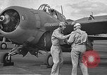 Standbild LCDR John Thach und Lt Edward O'Hare Vorbereitung für einen Flug Kaneohe Hawaii USA, 1942, aus Sekunde 35 historischem Filmmaterial Videoclip 65675061850