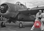 Standbild LCDR John Thach und Lt Edward O'Hare Vorbereitung für einen Flug Kaneohe Hawaii USA, 1942, aus Sekunde 36 historischem Filmmaterial Videoclip 65675061850
