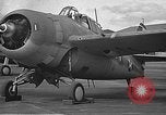 Standbild LCDR John Thach und Lt Edward O'Hare Vorbereitung für einen Flug Kaneohe Hawaii USA, 1942, aus Sekunde 37 historischem Filmmaterial Videoclip 65675061850