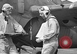 Standbild LCDR John Thach und Lt Edward O'Hare Vorbereitung für einen Flug Kaneohe Hawaii USA, 1942, aus Sekunde 43 historischem Filmmaterial Videoclip 65675061850