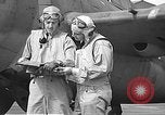 Standbild LCDR John Thach und Lt Edward O'Hare Vorbereitung für einen Flug Kaneohe Hawaii USA, 1942, aus Sekunde 44 historischem Filmmaterial Videoclip 65675061850