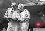 Standbild LCDR John Thach und Lt Edward O'Hare Vorbereitung für einen Flug Kaneohe Hawaii USA, 1942, aus Sekunde 45 historischem Filmmaterial Videoclip 65675061850