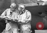 Standbild LCDR John Thach und Lt Edward O'Hare Vorbereitung für einen Flug Kaneohe Hawaii USA, 1942, aus Sekunde 46 historischem Filmmaterial Videoclip 65675061850