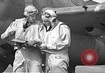 Standbild LCDR John Thach und Lt Edward O'Hare Vorbereitung für einen Flug Kaneohe Hawaii USA, 1942, aus Sekunde 48 historischem Filmmaterial Videoclip 65675061850