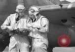Standbild LCDR John Thach und Lt Edward O'Hare Vorbereitung für einen Flug Kaneohe Hawaii USA, 1942, aus Sekunde 49 historischem Filmmaterial Videoclip 65675061850