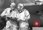 Standbild LCDR John Thach und Lt Edward O'Hare Vorbereitung für einen Flug Kaneohe Hawaii USA, 1942, aus Sekunde 51 historischem Filmmaterial Videoclip 65675061850