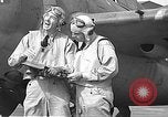 Standbild LCDR John Thach und Lt Edward O'Hare Vorbereitung für einen Flug Kaneohe Hawaii USA, 1942, aus Sekunde 53 historischem Filmmaterial Videoclip 65675061850
