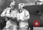 Standbild LCDR John Thach und Lt Edward O'Hare Vorbereitung für einen Flug Kaneohe Hawaii USA, 1942, aus Sekunde 54 historischem Filmmaterial Videoclip 65675061850