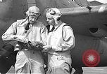 Standbild LCDR John Thach und Lt Edward O'Hare Vorbereitung für einen Flug Kaneohe Hawaii USA, 1942, aus Sekunde 55 historischem Filmmaterial Videoclip 65675061850