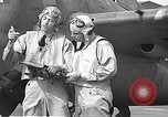 Standbild LCDR John Thach und Lt Edward O'Hare Vorbereitung für einen Flug Kaneohe Hawaii USA, 1942, aus Sekunde 56 historischem Filmmaterial Videoclip 65675061850