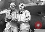 Standbild LCDR John Thach und Lt Edward O'Hare Vorbereitung für einen Flug Kaneohe Hawaii USA, 1942, aus Sekunde 57 historischem Filmmaterial Videoclip 65675061850