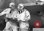 Standbild LCDR John Thach und Lt Edward O'Hare Vorbereitung für einen Flug Kaneohe Hawaii USA, 1942, aus Sekunde 58 historischem Filmmaterial Videoclip 65675061850