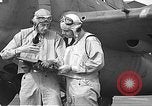 Standbild LCDR John Thach und Lt Edward O'Hare Vorbereitung für einen Flug Kaneohe Hawaii USA, 1942, aus Sekunde 60 historischem Filmmaterial Videoclip 65675061850
