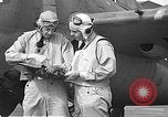 Standbild LCDR John Thach und Lt Edward O'Hare Vorbereitung für einen Flug Kaneohe Hawaii USA, 1942, aus Sekunde 61 historischem Filmmaterial Videoclip 65675061850