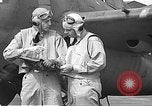 Standbild LCDR John Thach und Lt Edward O'Hare Vorbereitung für einen Flug Kaneohe Hawaii USA, 1942, aus Sekunde 62 historischem Filmmaterial Videoclip 65675061850
