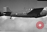 Image CAPC John Thach et Lt Edward O'Hare flying F4F Aéronefs Kaneohe Hawaii USA, 1942, de la seconde 5 séquences d'archives historiques vidéo 65675061851