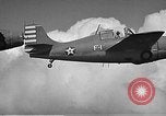 Image CAPC John Thach et Lt Edward O'Hare flying F4F Aéronefs Kaneohe Hawaii USA, 1942, de la seconde 6 séquences d'archives historiques vidéo 65675061851