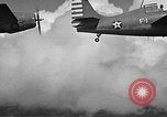 Image CAPC John Thach et Lt Edward O'Hare flying F4F Aéronefs Kaneohe Hawaii USA, 1942, de la seconde 9 séquences d'archives historiques vidéo 65675061851
