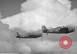 Image CAPC John Thach et Lt Edward O'Hare flying F4F Aéronefs Kaneohe Hawaii USA, 1942, de la seconde 12 séquences d'archives historiques vidéo 65675061851