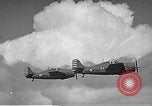 Image CAPC John Thach et Lt Edward O'Hare flying F4F Aéronefs Kaneohe Hawaii USA, 1942, de la seconde 13 séquences d'archives historiques vidéo 65675061851
