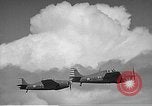 Image CAPC John Thach et Lt Edward O'Hare flying F4F Aéronefs Kaneohe Hawaii USA, 1942, de la seconde 15 séquences d'archives historiques vidéo 65675061851