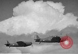 Image CAPC John Thach et Lt Edward O'Hare flying F4F Aéronefs Kaneohe Hawaii USA, 1942, de la seconde 16 séquences d'archives historiques vidéo 65675061851