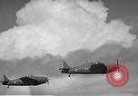 Image CAPC John Thach et Lt Edward O'Hare flying F4F Aéronefs Kaneohe Hawaii USA, 1942, de la seconde 18 séquences d'archives historiques vidéo 65675061851