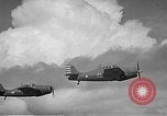 Image CAPC John Thach et Lt Edward O'Hare flying F4F Aéronefs Kaneohe Hawaii USA, 1942, de la seconde 20 séquences d'archives historiques vidéo 65675061851
