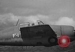 Image CAPC John Thach et Lt Edward O'Hare flying F4F Aéronefs Kaneohe Hawaii USA, 1942, de la seconde 45 séquences d'archives historiques vidéo 65675061851