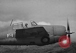 Image CAPC John Thach et Lt Edward O'Hare flying F4F Aéronefs Kaneohe Hawaii USA, 1942, de la seconde 50 séquences d'archives historiques vidéo 65675061851
