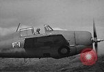 Image CAPC John Thach et Lt Edward O'Hare flying F4F Aéronefs Kaneohe Hawaii USA, 1942, de la seconde 51 séquences d'archives historiques vidéo 65675061851