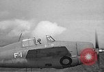 Image CAPC John Thach et Lt Edward O'Hare flying F4F Aéronefs Kaneohe Hawaii USA, 1942, de la seconde 55 séquences d'archives historiques vidéo 65675061851