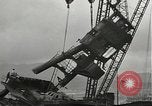 Standbild versunkene USS Arizona Pearl Harbor Hawaii USA, 1942, aus Sekunde 26 historischem Filmmaterial Videoclip 65675061859
