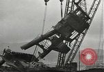 Standbild versunkene USS Arizona Pearl Harbor Hawaii USA, 1942, aus Sekunde 27 historischem Filmmaterial Videoclip 65675061859