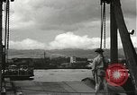Standbild zivilen Arbeitskräfte Pearl Harbor Hawaii USA, 1942, aus Sekunde 15 historischem Filmmaterial Videoclip 65675061861