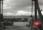 Standbild zivilen Arbeitskräfte Pearl Harbor Hawaii USA, 1942, aus Sekunde 20 historischem Filmmaterial Videoclip 65675061861