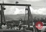 Standbild zivilen Arbeitskräfte Pearl Harbor Hawaii USA, 1942, aus Sekunde 32 historischem Filmmaterial Videoclip 65675061861