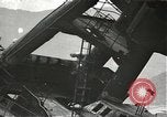 Standbild Arbeitnehmer entfernen Fockmast der USS Arizona Pearl Harbor Hawaii USA, 1942, aus Sekunde 1 historischem Filmmaterial Videoclip 65675061864