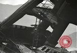 Standbild Arbeitnehmer entfernen Fockmast der USS Arizona Pearl Harbor Hawaii USA, 1942, aus Sekunde 3 historischem Filmmaterial Videoclip 65675061864