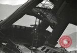 Standbild Arbeitnehmer entfernen Fockmast der USS Arizona Pearl Harbor Hawaii USA, 1942, aus Sekunde 4 historischem Filmmaterial Videoclip 65675061864