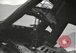 Standbild Arbeitnehmer entfernen Fockmast der USS Arizona Pearl Harbor Hawaii USA, 1942, aus Sekunde 5 historischem Filmmaterial Videoclip 65675061864