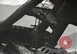 Standbild Arbeitnehmer entfernen Fockmast der USS Arizona Pearl Harbor Hawaii USA, 1942, aus Sekunde 6 historischem Filmmaterial Videoclip 65675061864