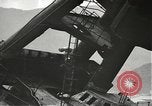 Standbild Arbeitnehmer entfernen Fockmast der USS Arizona Pearl Harbor Hawaii USA, 1942, aus Sekunde 7 historischem Filmmaterial Videoclip 65675061864