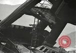 Standbild Arbeitnehmer entfernen Fockmast der USS Arizona Pearl Harbor Hawaii USA, 1942, aus Sekunde 8 historischem Filmmaterial Videoclip 65675061864