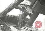 Standbild Arbeitnehmer entfernen Fockmast der USS Arizona Pearl Harbor Hawaii USA, 1942, aus Sekunde 9 historischem Filmmaterial Videoclip 65675061864