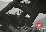 Standbild Arbeitnehmer entfernen Fockmast der USS Arizona Pearl Harbor Hawaii USA, 1942, aus Sekunde 10 historischem Filmmaterial Videoclip 65675061864