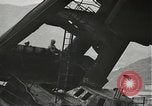 Standbild Arbeitnehmer entfernen Fockmast der USS Arizona Pearl Harbor Hawaii USA, 1942, aus Sekunde 11 historischem Filmmaterial Videoclip 65675061864