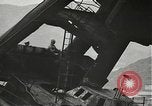 Standbild Arbeitnehmer entfernen Fockmast der USS Arizona Pearl Harbor Hawaii USA, 1942, aus Sekunde 12 historischem Filmmaterial Videoclip 65675061864