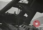 Standbild Arbeitnehmer entfernen Fockmast der USS Arizona Pearl Harbor Hawaii USA, 1942, aus Sekunde 13 historischem Filmmaterial Videoclip 65675061864
