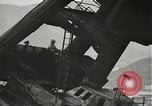 Standbild Arbeitnehmer entfernen Fockmast der USS Arizona Pearl Harbor Hawaii USA, 1942, aus Sekunde 15 historischem Filmmaterial Videoclip 65675061864